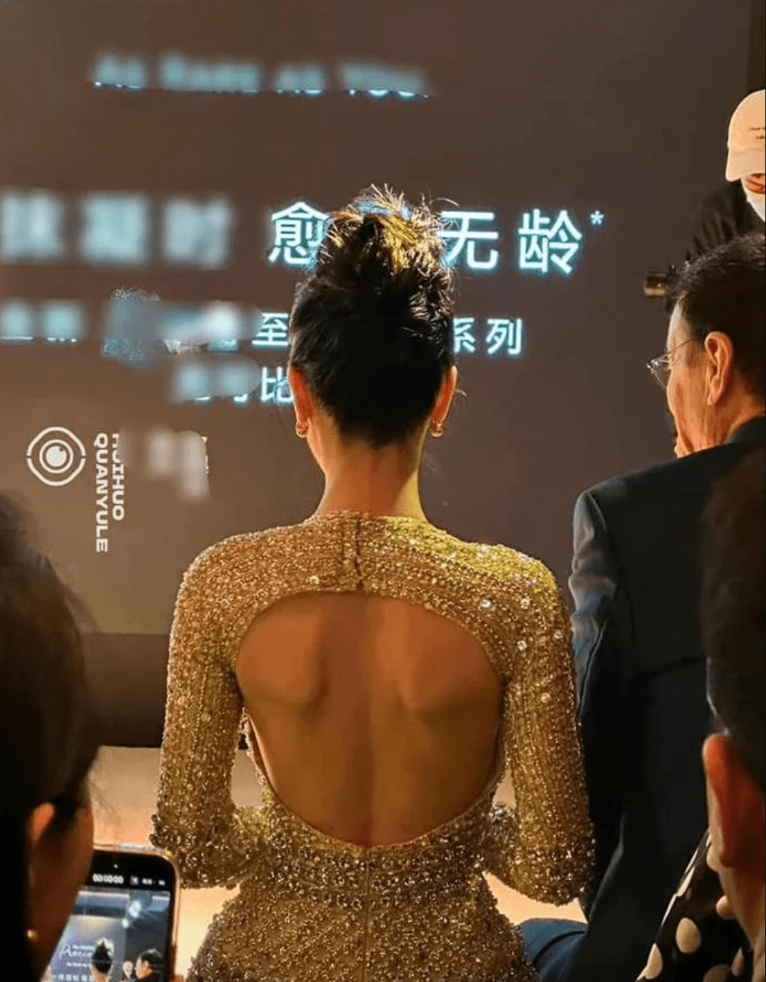 Hình ảnh tấm lưng gầy của Địch Lệ Nhiệt Ba khiến dân tình không khỏi trầm trồ, dù vậy cô vẫn bị mang ra so sánh với Dương Tử. Ảnh: Internet