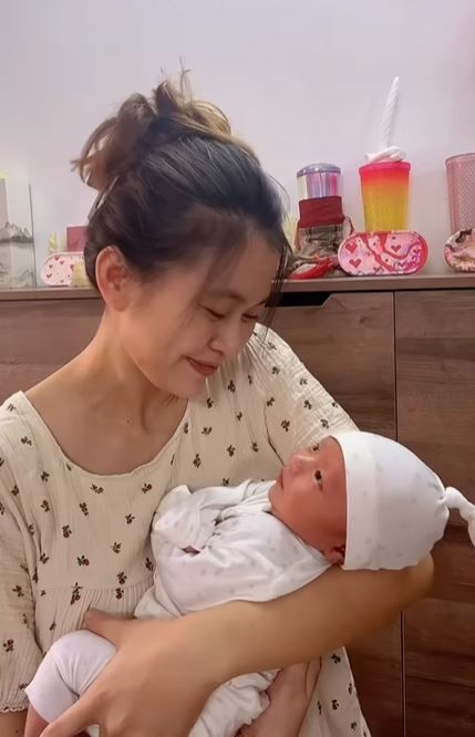 Bắt trend dịp sinh nhật trong vai trò mới, Mâu Thủy khiến dân tình cười bò - Ảnh 2 Bắt trend dịp sinh nhật trong vai trò mới, Mâu Thủy khiến dân tình cười bò - Ảnh 2