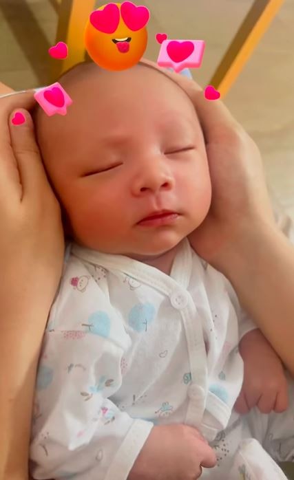 Sau khi sinh con đầu lòng, Mâu Thủy chính thức gia nhập vào hội nghiện con. Ảnh: Facebook Sau khi sinh con đầu lòng, Mâu Thủy chính thức gia nhập vào hội nghiện con. Ảnh: Facebook