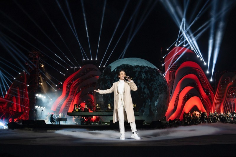 Hà Anh Tuấn công khai ủng hộ 500 triệu đồng từ liveshow Chân trời rực rỡ của mình cho chương trình Như chưa hề có cuộc chia ly. Ảnh: Internet