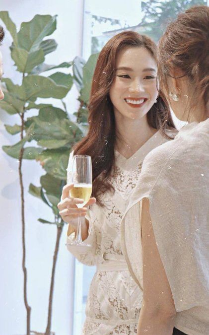 Đặng Thu Thảo khiến dân tình 'phát sốt' với nhan sắc qua loạt ảnh chụp vội - Ảnh 1 Đặng Thu Thảo khiến dân tình 'phát sốt' với nhan sắc qua loạt ảnh chụp vội - Ảnh 1