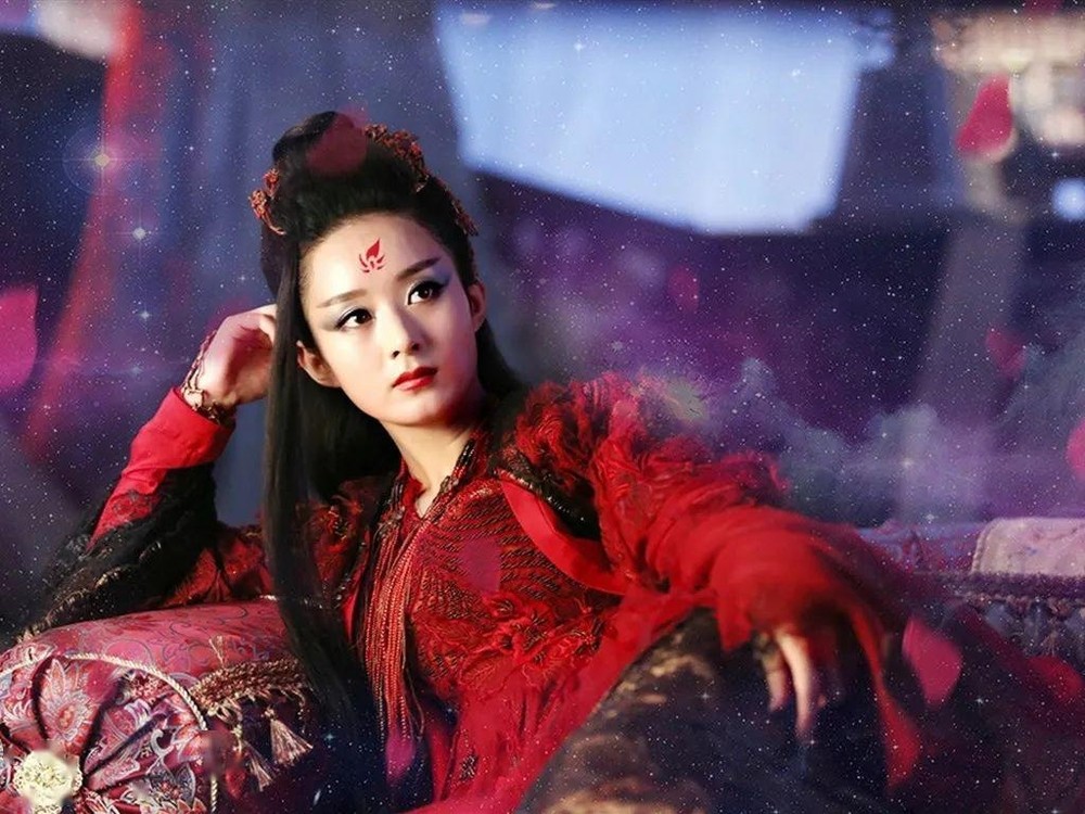 Tạo hình 'hắc hóa' của Triệu Lệ Dĩnh trong phim Hoa Thiên Cốt bị dân tình đào lại và mang ra so sánh với Dương Siêu Việt. Ảnh: Internet