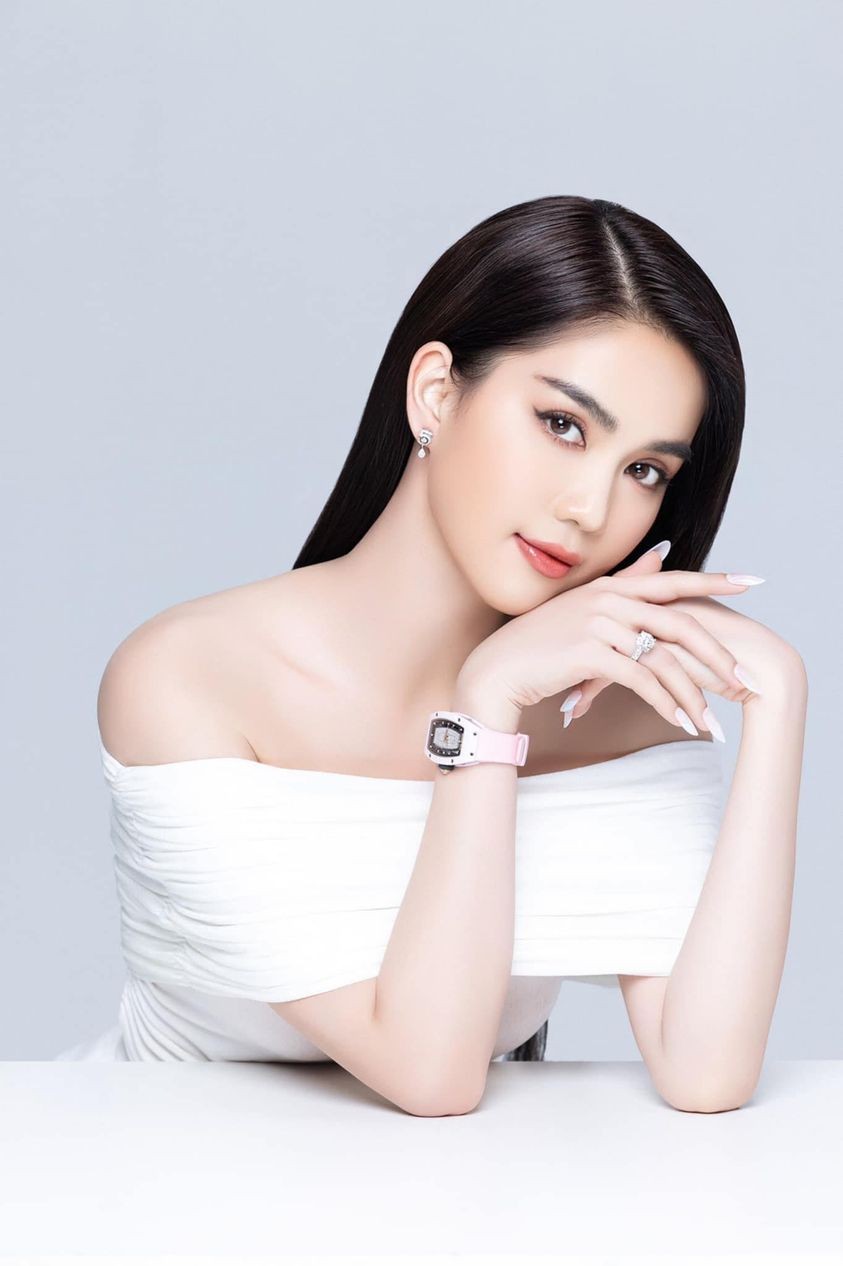 Ngọc Trinh từng phải thừa nhận ở ngoài Hương Giang trắng hơn mình. Ảnh: Internet