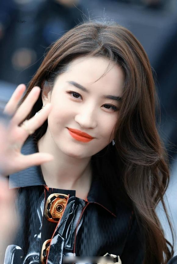 Lưu Diệc Phi tham dự sự kiện với thần thái và khí chất cực sang chảnh. Ảnh: Internet Lưu Diệc Phi tham dự sự kiện với thần thái và khí chất cực sang chảnh. Ảnh: Internet