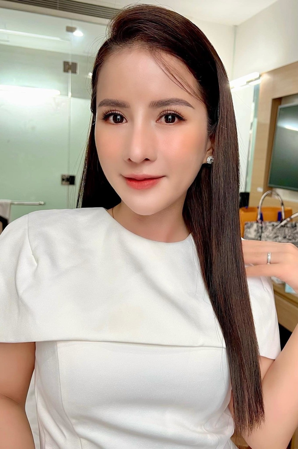 Than chịu đau kém giữa ồn ào, Bà Nhân Vlog bất ngờ bị khui lại ảnh từng chỉnh sửa nhan sắc 7 Than chịu đau kém giữa ồn ào, Bà Nhân Vlog bất ngờ bị khui lại ảnh từng chỉnh sửa nhan sắc 7