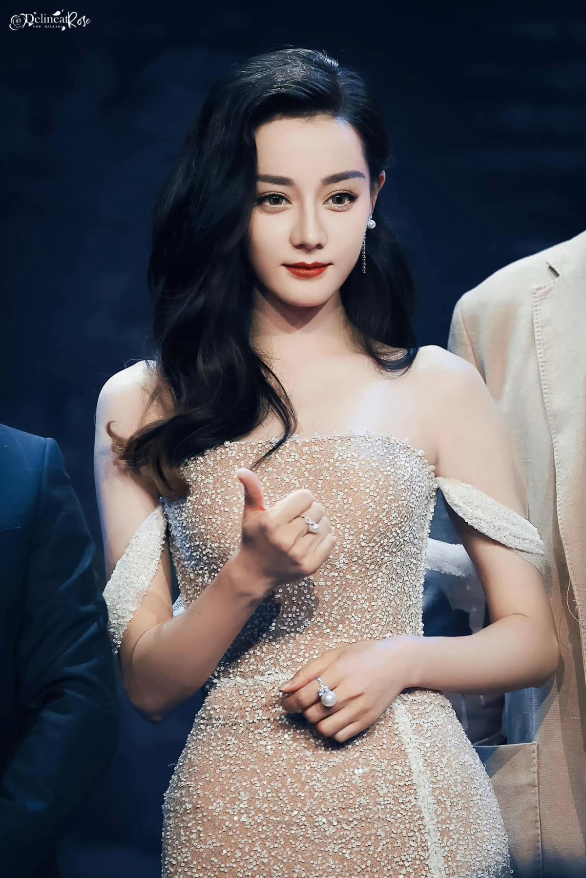 Địch Lệ Nhiệt Ba lộ ảnh ngày bé chứng minh 'xinh từ trong trứng' là có thật 4 Địch Lệ Nhiệt Ba lộ ảnh ngày bé chứng minh 'xinh từ trong trứng' là có thật 4