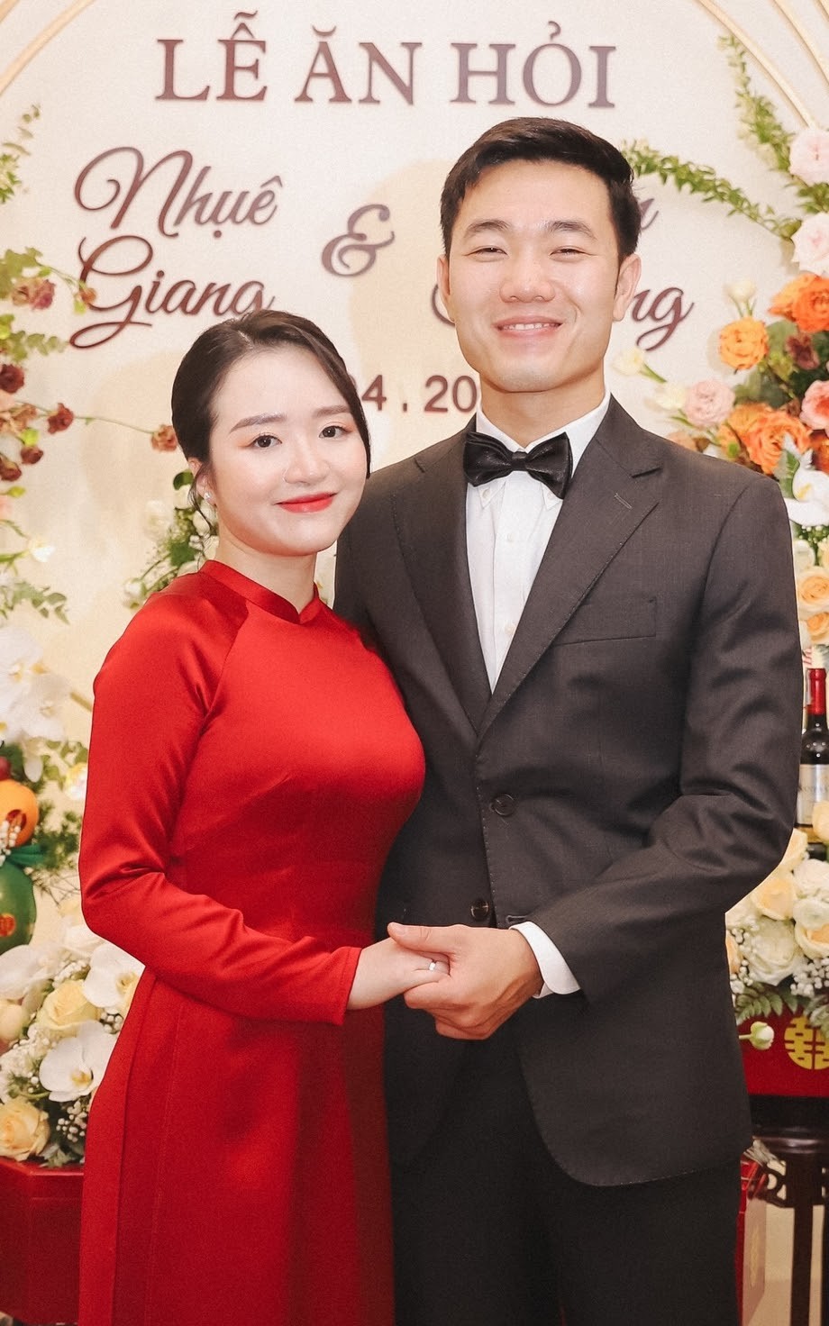 Bà xã Lương Xuân Trường hiếm hoi lộ diện, nhan sắc cực phẩm khiến dân tình 'phát sốt' 5 Bà xã Lương Xuân Trường hiếm hoi lộ diện, nhan sắc cực phẩm khiến dân tình 'phát sốt' 5