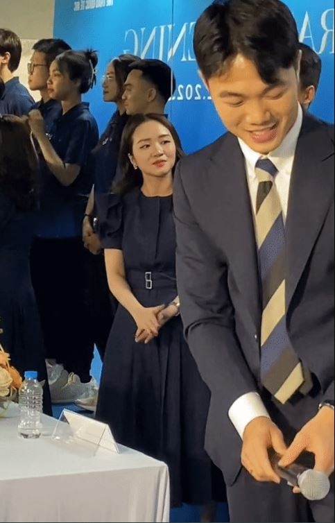 Bà xã Lương Xuân Trường hiếm hoi lộ diện, nhan sắc cực phẩm khiến dân tình 'phát sốt' 2 Bà xã Lương Xuân Trường hiếm hoi lộ diện, nhan sắc cực phẩm khiến dân tình 'phát sốt' 2