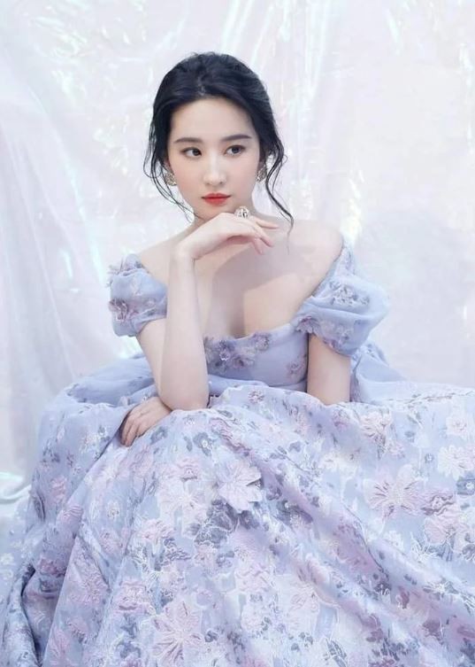 Lưu Diệc Phi lộ mặt mộc phát sáng trên phố, nhan sắc gây mê mẩn 1 Lưu Diệc Phi lộ mặt mộc phát sáng trên phố, nhan sắc gây mê mẩn 1