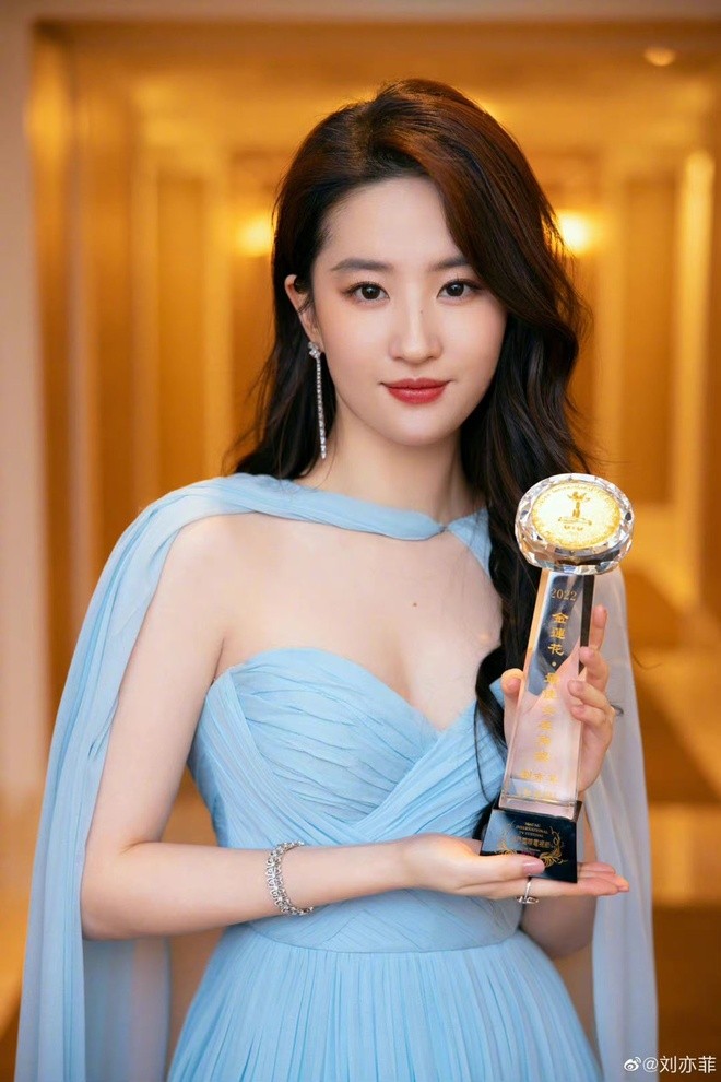 Lưu Diệc Phi lộ mặt mộc phát sáng trên phố, nhan sắc gây mê mẩn 3 Lưu Diệc Phi lộ mặt mộc phát sáng trên phố, nhan sắc gây mê mẩn 3