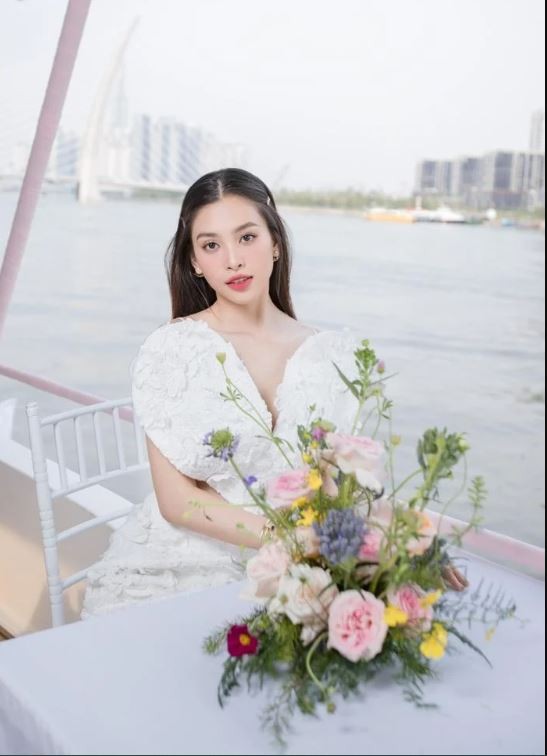 Nàng hậu Tiểu Vy liên tục được ca tụng với những danh xưng mỹ miều nhờ nhan sắc cực phẩm - Ảnh 1 Nàng hậu Tiểu Vy liên tục được ca tụng với những danh xưng mỹ miều nhờ nhan sắc cực phẩm - Ảnh 1