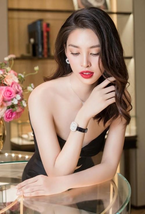 Nàng hậu Tiểu Vy liên tục được ca tụng với những danh xưng mỹ miều nhờ nhan sắc cực phẩm - Ảnh 2 Nàng hậu Tiểu Vy liên tục được ca tụng với những danh xưng mỹ miều nhờ nhan sắc cực phẩm - Ảnh 2