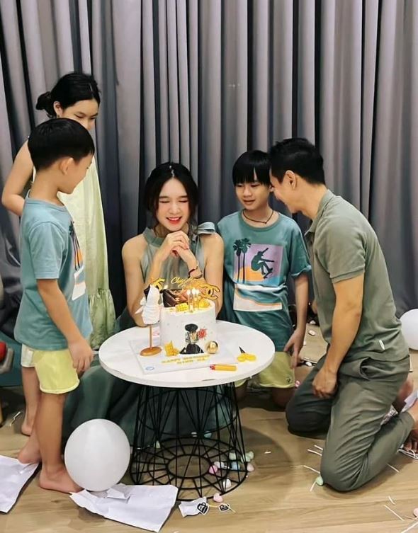 Xả ảnh mừng sinh nhật, bà xã Lý Hải vô tình để lộ cơ ngơi cực khủng - Ảnh 1 Xả ảnh mừng sinh nhật, bà xã Lý Hải vô tình để lộ cơ ngơi cực khủng - Ảnh 1