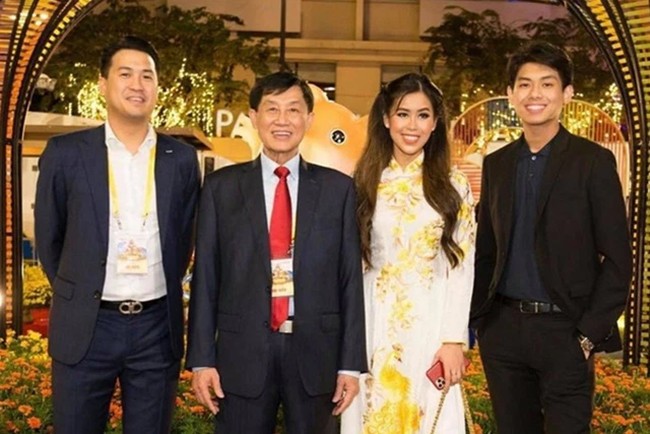 Cậu út kín tiếng nhà Johnathan Hạnh Nguyễn ‘lột xác’ sau thời gian 'phát tướng' - Ảnh 2 Cậu út kín tiếng nhà Johnathan Hạnh Nguyễn ‘lột xác’ sau thời gian 'phát tướng' - Ảnh 2