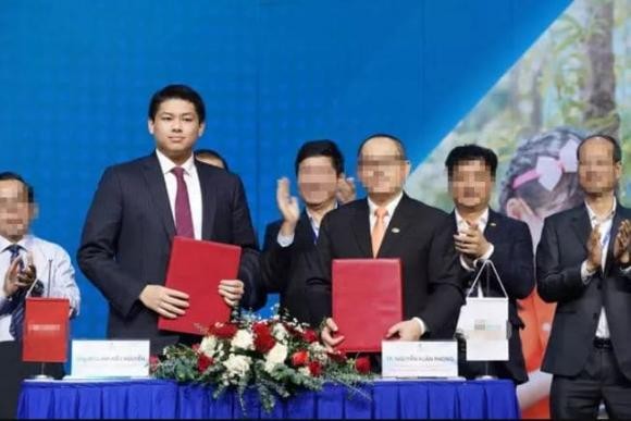 Thiếu gia Hiếu Nguyễn từng lộ diện với thân hình phát tướng trong một buổi ký kết vào cuối năm 2022. Ảnh: Facebook Thiếu gia Hiếu Nguyễn từng lộ diện với thân hình phát tướng trong một buổi ký kết vào cuối năm 2022. Ảnh: Facebook