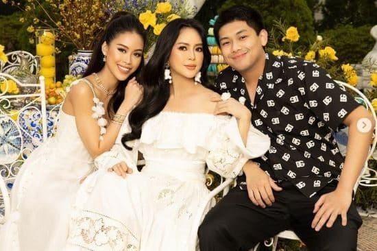 Hình ảnh mới đây nhất của Hiếu Nguyễn khi chụp ảnh cùng gia đình cho thấy vị thiếu gia đã nhanh chóng giảm câm và lấy lại được thân hình săn chắc. Ảnh: Facebook Hình ảnh mới đây nhất của Hiếu Nguyễn khi chụp ảnh cùng gia đình cho thấy vị thiếu gia đã nhanh chóng giảm câm và lấy lại được thân hình săn chắc. Ảnh: Facebook