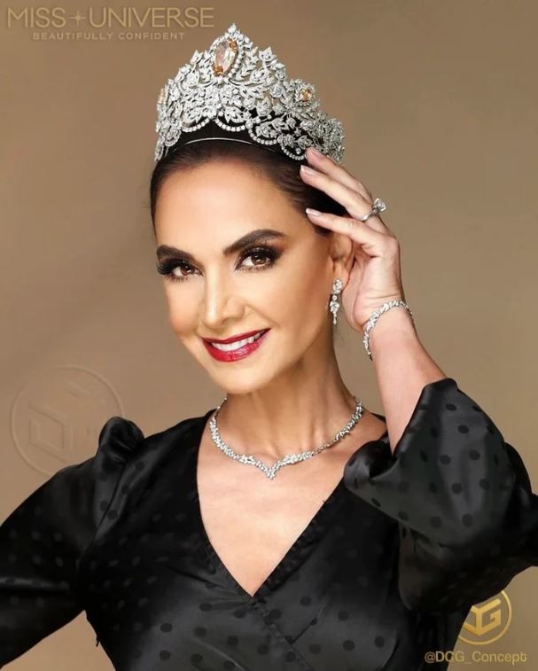 Đi vào 'vết xe đổ' của Nawat, bà trùm Miss Universe liên tục bị bóc mẽ 'sống phũ' 1 Đi vào 'vết xe đổ' của Nawat, bà trùm Miss Universe liên tục bị bóc mẽ 'sống phũ' 1