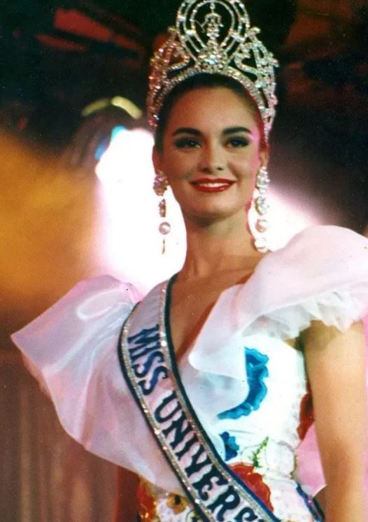 Đi vào 'vết xe đổ' của Nawat, bà trùm Miss Universe liên tục bị bóc mẽ 'sống phũ' 2 Đi vào 'vết xe đổ' của Nawat, bà trùm Miss Universe liên tục bị bóc mẽ 'sống phũ' 2