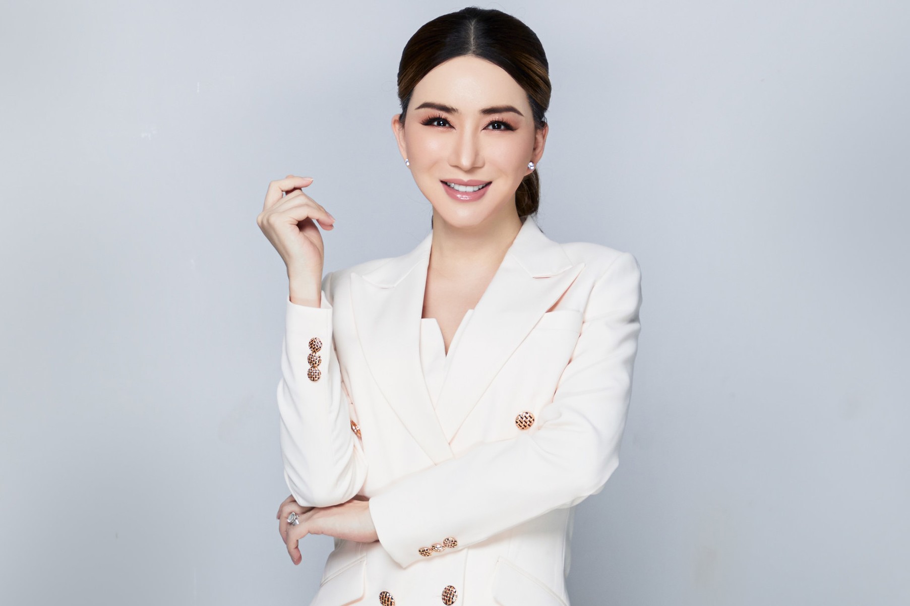 Đi vào 'vết xe đổ' của Nawat, bà trùm Miss Universe liên tục bị bóc mẽ 'sống phũ' 4 Đi vào 'vết xe đổ' của Nawat, bà trùm Miss Universe liên tục bị bóc mẽ 'sống phũ' 4