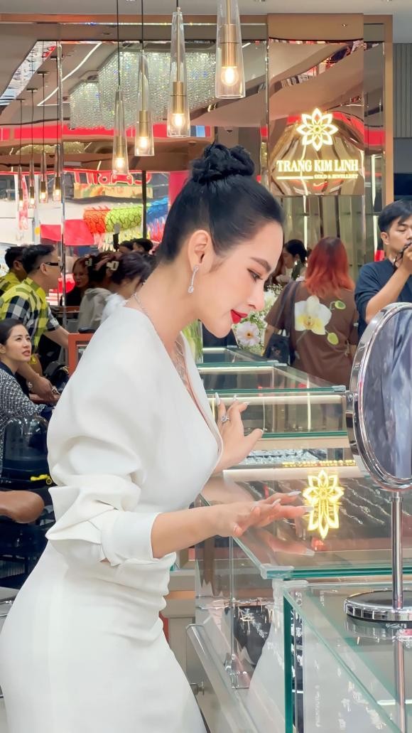 Không chỉ diện váy ôm sát khoe body cực thon gọn, Angela Phương Trình còn để lộ vòng 1 vô cùng nhức nhối. Ảnh: Facebook Không chỉ diện váy ôm sát khoe body cực thon gọn, Angela Phương Trình còn để lộ vòng 1 vô cùng nhức nhối. Ảnh: Facebook