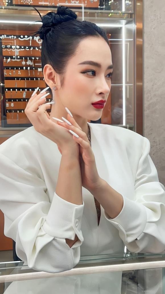 Angela Phương Trinh nhận ra đã đi sai đường khi chạy theo cám dỗ của Vbiz? - Ảnh 1 Angela Phương Trinh nhận ra đã đi sai đường khi chạy theo cám dỗ của Vbiz? - Ảnh 1