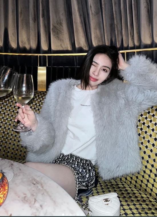Choáng với cuộc sống ngập trong hàng hiệu của hotgirl Linh Trương ở tuổi 22 1 Choáng với cuộc sống ngập trong hàng hiệu của hotgirl Linh Trương ở tuổi 22 1
