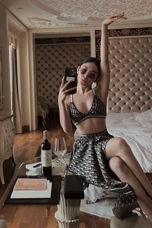 Choáng với cuộc sống ngập trong hàng hiệu của hotgirl Linh Trương ở tuổi 22 2 Choáng với cuộc sống ngập trong hàng hiệu của hotgirl Linh Trương ở tuổi 22 2