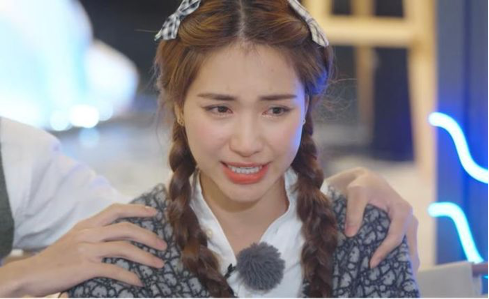Hòa Minzy từng lộ trạng thái bất ổn khi bật khóc trong một chương trình, tiết lộ mình bị stress nặng. Ảnh: Internet Hòa Minzy từng lộ trạng thái bất ổn khi bật khóc trong một chương trình, tiết lộ mình bị stress nặng. Ảnh: Internet