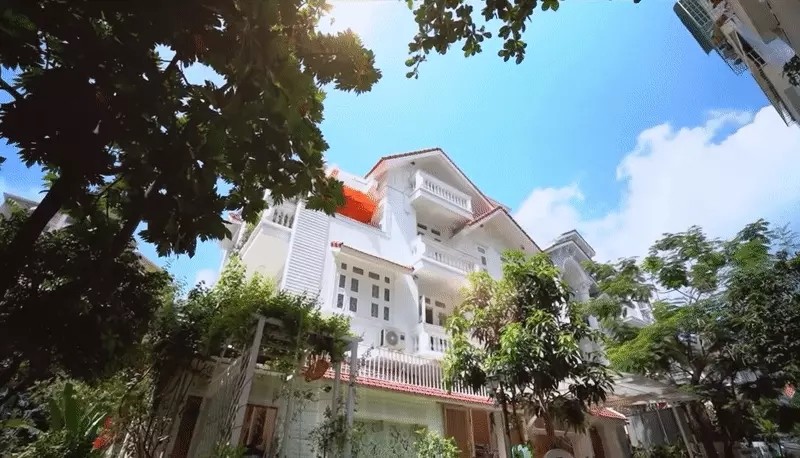 Choáng ngợp với căn biệt thự triệu đô hơn 3000m2 của ca sĩ Vy Oanh - Ảnh 1 Choáng ngợp với căn biệt thự triệu đô hơn 3000m2 của ca sĩ Vy Oanh - Ảnh 1