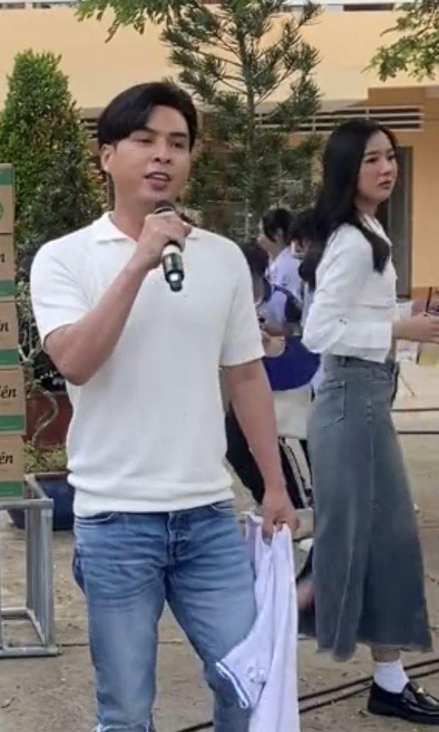 Bạn gái Hồ Quang Hiếu bị 'tóm gọn' nhan sắc dưới ống kính của 'team qua đường' - Ảnh 1 Bạn gái Hồ Quang Hiếu bị 'tóm gọn' nhan sắc dưới ống kính của 'team qua đường' - Ảnh 1