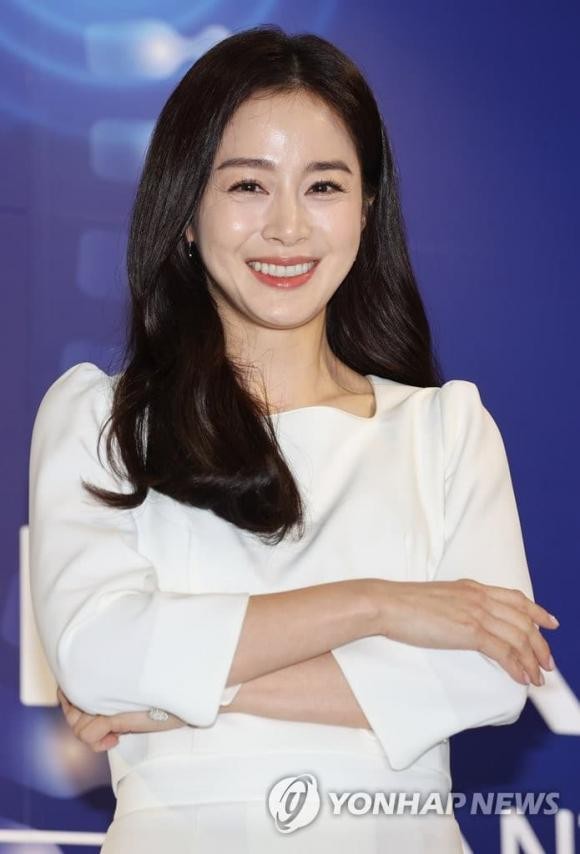 Kim Tae Hee lộ diện với diện mạo tươi tắn sau tin đồn trốn thuế. Ảnh: Internet Kim Tae Hee lộ diện với diện mạo tươi tắn sau tin đồn trốn thuế. Ảnh: Internet