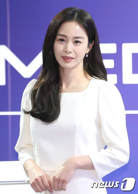Lộ diện sau nghi vấn trốn thuế, Kim Tae Hee gây ngỡ ngàng với nhan sắc - Ảnh 2 Lộ diện sau nghi vấn trốn thuế, Kim Tae Hee gây ngỡ ngàng với nhan sắc - Ảnh 2