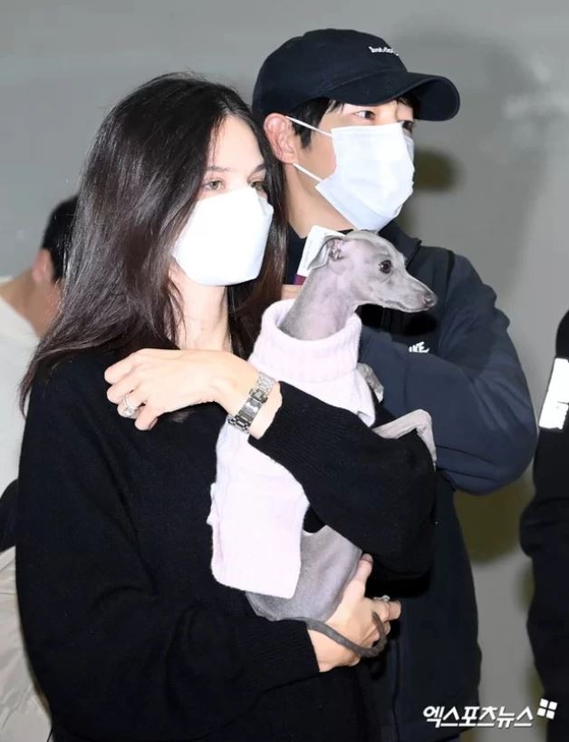 Song Joong Ki xuất hiện với diện mạo lạ lẫm sau khi kết hôn với vợ Tây - Ảnh 2