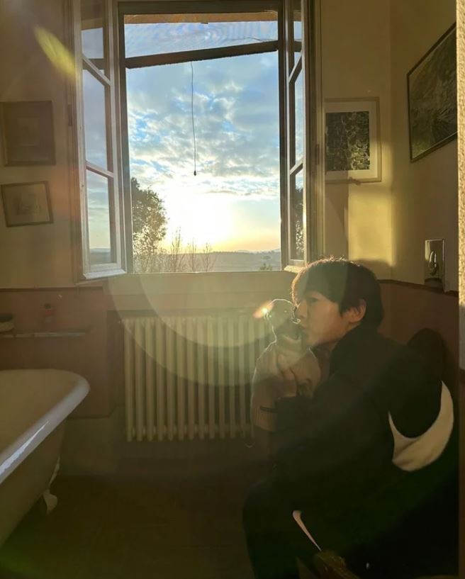 Song Joong Ki xuất hiện với diện mạo lạ lẫm sau khi kết hôn với vợ Tây - Ảnh 1