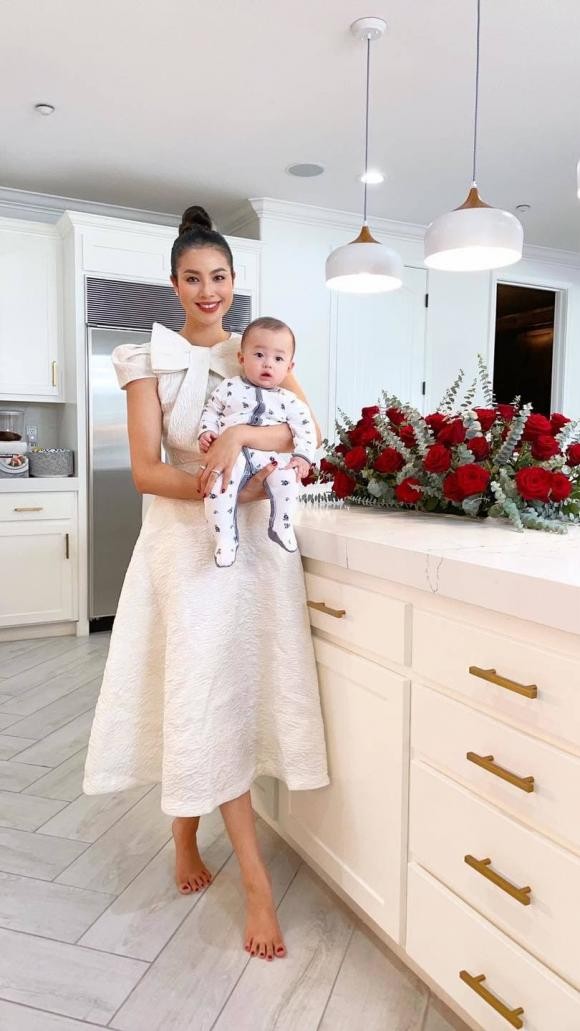Phạm Hương dù có cuộc sống sang chảnh bên ông xã đại gia nhưng vẫn đam mê với công việc riêng tại cửa hàng hoa. Ảnh: Facebook Phạm Hương dù có cuộc sống sang chảnh bên ông xã đại gia nhưng vẫn đam mê với công việc riêng tại cửa hàng hoa. Ảnh: Facebook