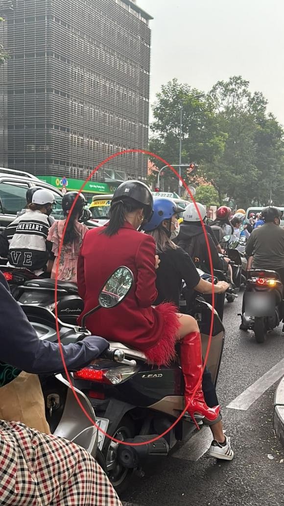 Lên đồ lộng lẫy đi dự sự kiện nhưng Hoàng Oanh lại lộ hình ảnh đời thường khó tin - Ảnh 1 Lên đồ lộng lẫy đi dự sự kiện nhưng Hoàng Oanh lại lộ hình ảnh đời thường khó tin - Ảnh 1