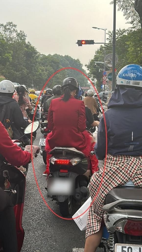Lên đồ lộng lẫy đi dự sự kiện nhưng Hoàng Oanh lại lộ hình ảnh đời thường khó tin - Ảnh 2 Lên đồ lộng lẫy đi dự sự kiện nhưng Hoàng Oanh lại lộ hình ảnh đời thường khó tin - Ảnh 2