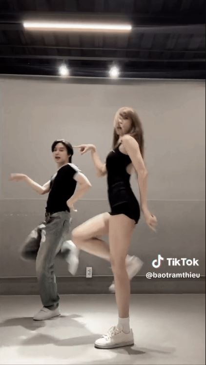 Thiều Bảo Trâm xả ảnh cùng trai lạ, dân tình không khỏi xôn xao - Ảnh 1 Thiều Bảo Trâm xả ảnh cùng trai lạ, dân tình không khỏi xôn xao - Ảnh 1