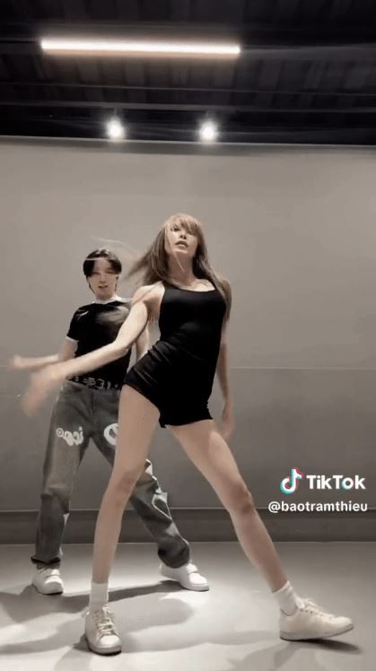 Thiều Bảo Trâm khoe ảnh ở phòng tập cùng trai lạ khiến nhiều người xôn xao. Ảnh chụp màn hình Thiều Bảo Trâm khoe ảnh ở phòng tập cùng trai lạ khiến nhiều người xôn xao. Ảnh chụp màn hình