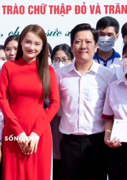 Hình ảnh Trường Giang và Nhã Phương bám dính nhau không rời tại sự kiện nhận được sự chú ý rất lớn của dân tình. Ảnh: Facebook Hình ảnh Trường Giang và Nhã Phương bám dính nhau không rời tại sự kiện nhận được sự chú ý rất lớn của dân tình. Ảnh: Facebook
