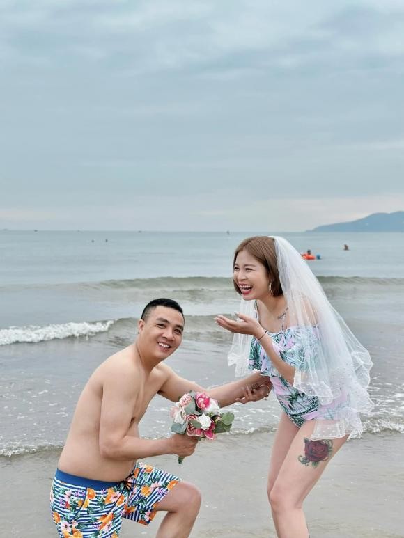 BTV Hoàng Linh xả ảnh diện đồ bơi khoe bụng bầu, lộ chi tiết gây chú ý 1 BTV Hoàng Linh xả ảnh diện đồ bơi khoe bụng bầu, lộ chi tiết gây chú ý 1
