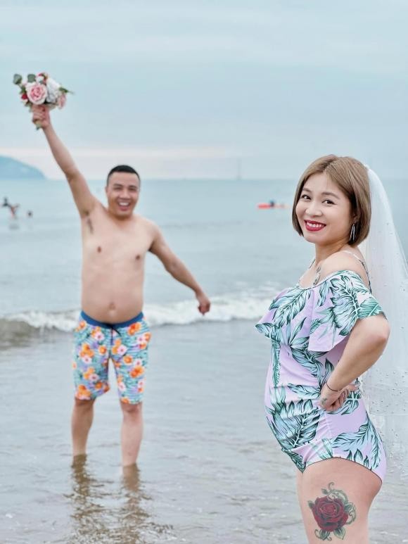 BTV Hoàng Linh xả ảnh diện đồ bơi khoe bụng bầu, lộ chi tiết gây chú ý 3 BTV Hoàng Linh xả ảnh diện đồ bơi khoe bụng bầu, lộ chi tiết gây chú ý 3