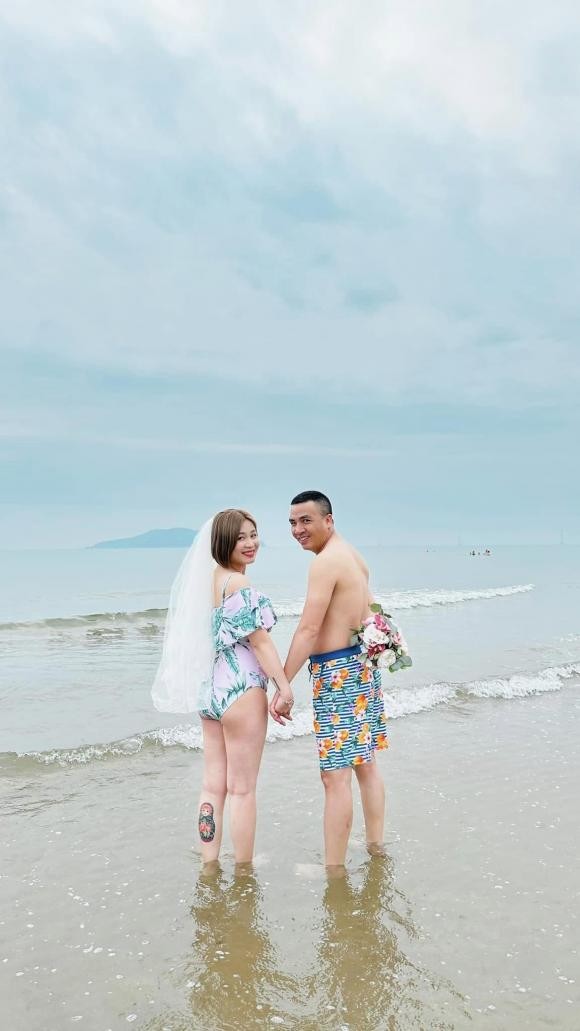 BTV Hoàng Linh xả ảnh diện đồ bơi khoe bụng bầu, lộ chi tiết gây chú ý 2 BTV Hoàng Linh xả ảnh diện đồ bơi khoe bụng bầu, lộ chi tiết gây chú ý 2