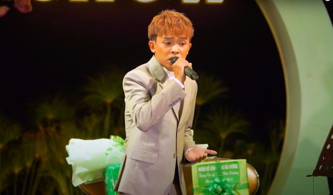 Hồ Văn Cường bất ngờ bật khóc trên sân khấu, lý do phía sau khiến ai cũng nghẹn ngào - Ảnh 1 Hồ Văn Cường bất ngờ bật khóc trên sân khấu, lý do phía sau khiến ai cũng nghẹn ngào - Ảnh 1