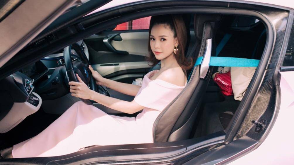 Trầm trồ trước gia tài khủng của hotgirl Sam, đến hôn phu tương lai cũng còn thua xa? - Ảnh 2 Trầm trồ trước gia tài khủng của hotgirl Sam, đến hôn phu tương lai cũng còn thua xa? - Ảnh 2