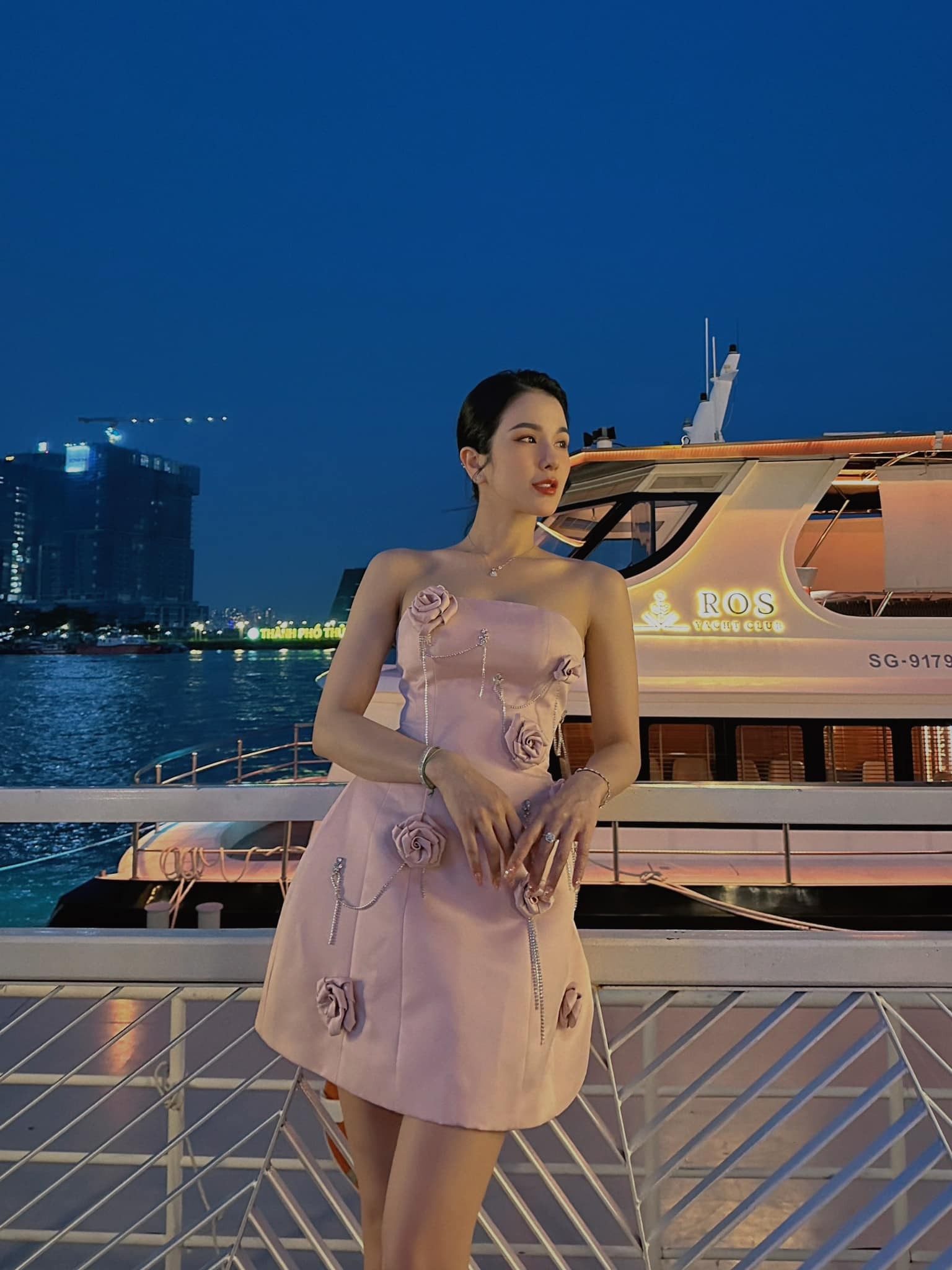 Diệp Lâm Anh 'đẹp gây mê' dưới ống kính của team qua đường 3 Diệp Lâm Anh 'đẹp gây mê' dưới ống kính của team qua đường 3