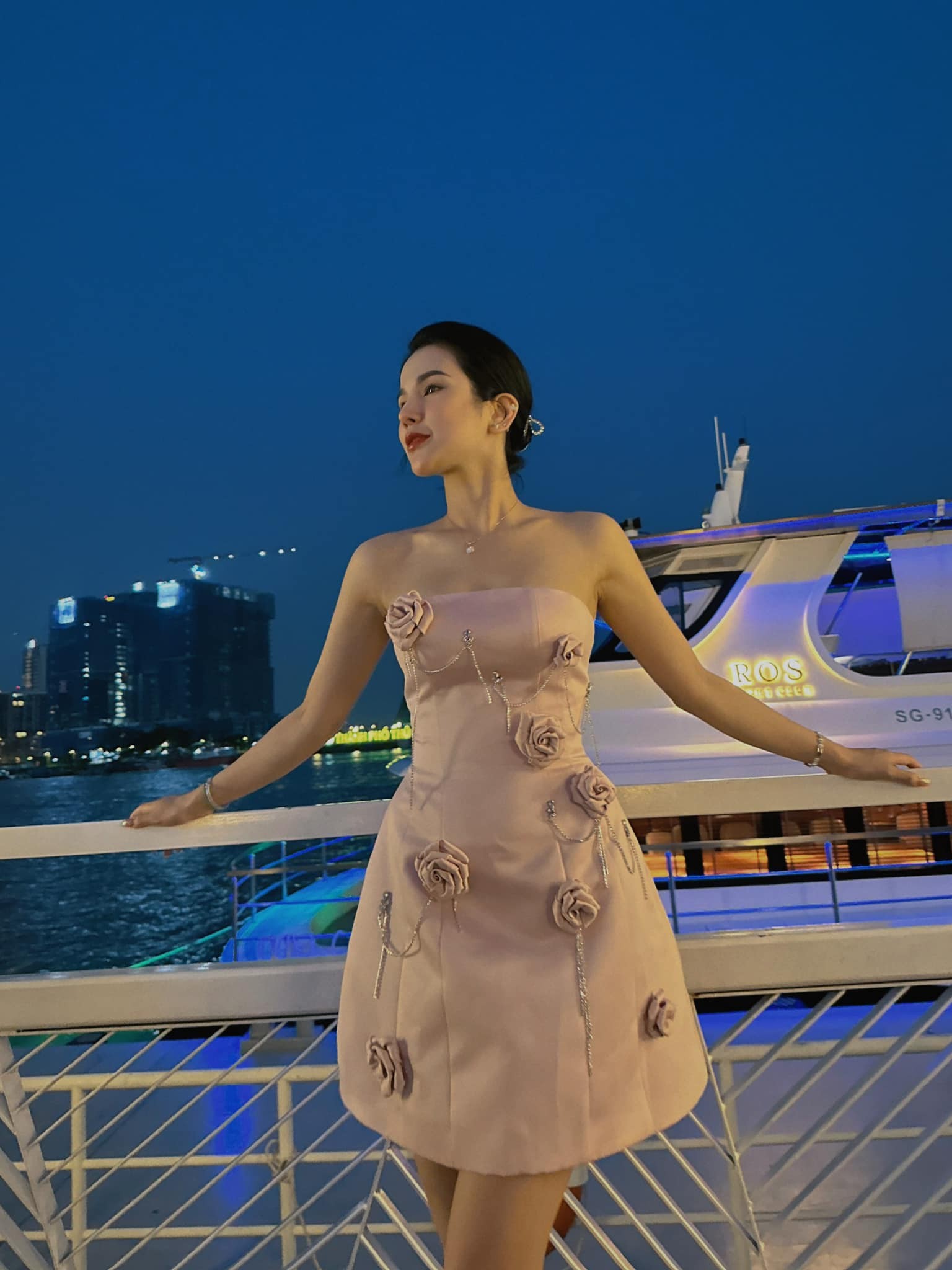 Diệp Lâm Anh 'đẹp gây mê' dưới ống kính của team qua đường 2 Diệp Lâm Anh 'đẹp gây mê' dưới ống kính của team qua đường 2