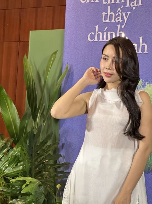 Ở một vài góc máy, dân tình khui ra chiếc mũi cao và thẳng bất thường của Lưu Hương Giang. Ảnh: Facebook Ở một vài góc máy, dân tình khui ra chiếc mũi cao và thẳng bất thường của Lưu Hương Giang. Ảnh: Facebook