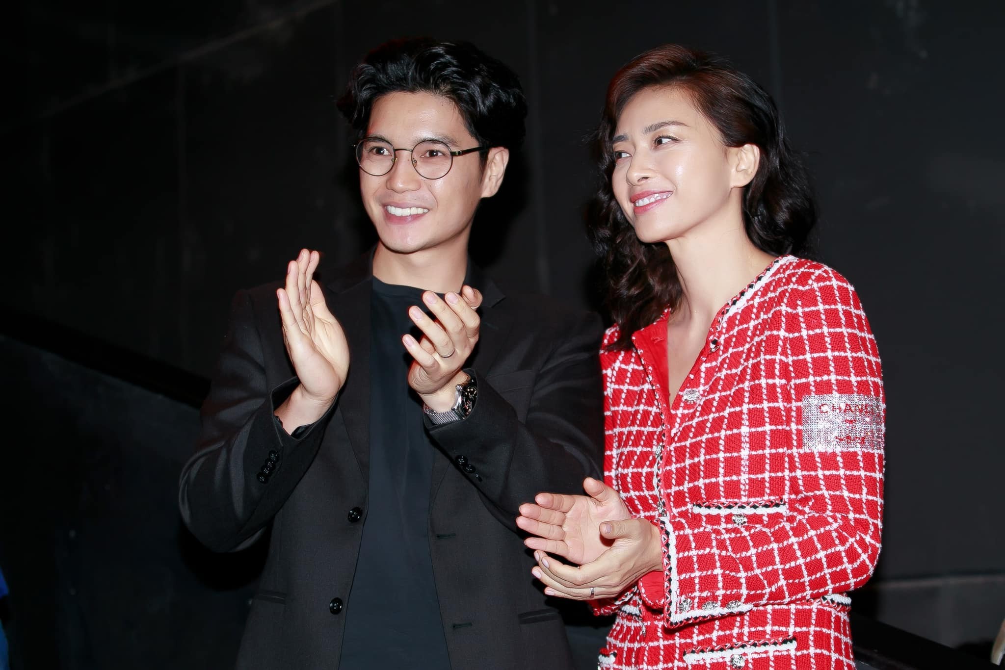 Huy Trần được netizen dành nhiều lời khen ngợi khi vô cùng cưng chiều bà xã. Ảnh: Internet