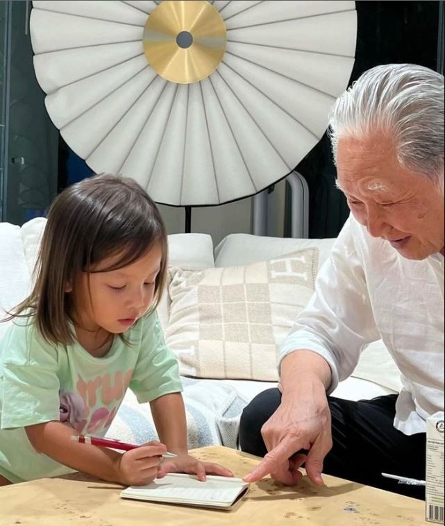 Ái nữ nhà Hồ Ngọc Hà lộ góc nghiêng 'sao y bản chính' của mẹ khiến dân tình thích thú 3 Ái nữ nhà Hồ Ngọc Hà lộ góc nghiêng 'sao y bản chính' của mẹ khiến dân tình thích thú 3